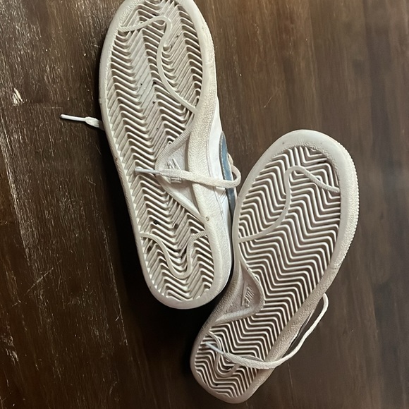 Girls Nike shoes - Picture 3 of 4